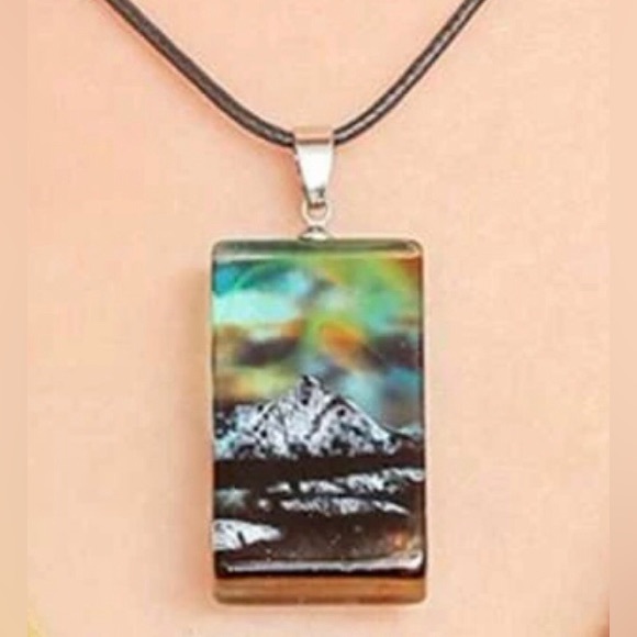 Aurora Borealis Snowy Peak Mountain Realism 3D Vivid Captured Landscape Necklace - Picture 1 of 16